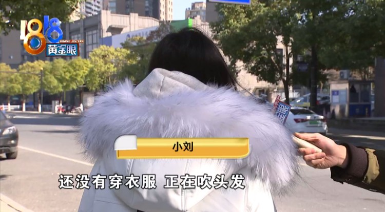 衣服还没穿上身女浴室出现男顾客