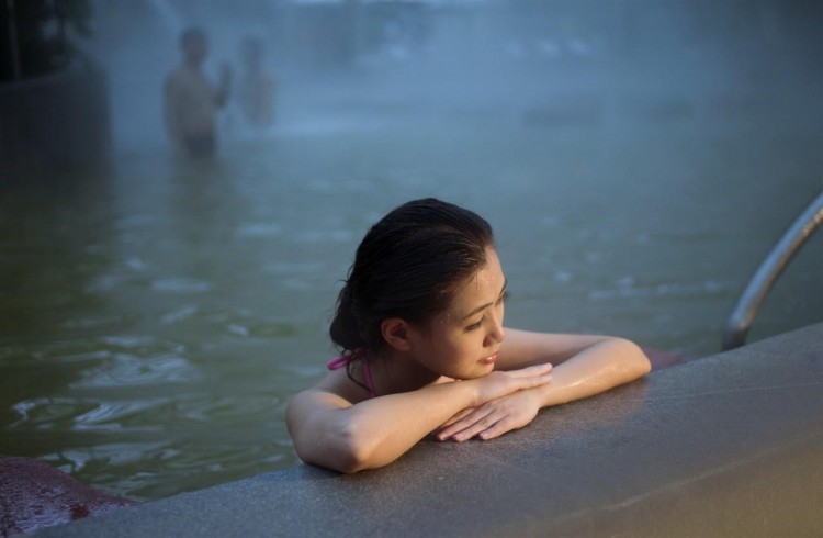 气温低至12℃！重庆zui豪华温泉53种汤池5折就能泡