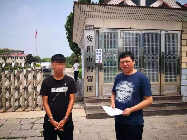 安阳一男子洗霸王澡搓霸王背按霸王摩后欲跳窗逃跑称学过武术