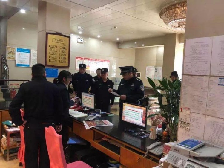 荆门东宝公安节前清查宾馆网吧按摩店...抓获5人！