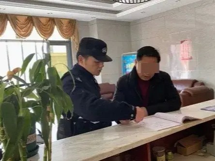 现场画面曝光！荆门警方出动警力180余人清查洗浴足疗KTV等场所...