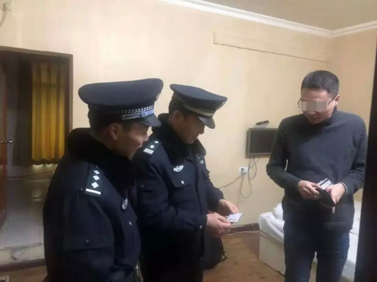 现场画面曝光！荆门警方出动警力180余人清查洗浴足疗KTV等场所...