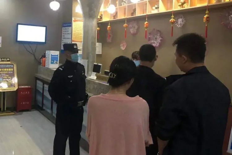 荆门警方突查涉黄足浴店当场抓获8人