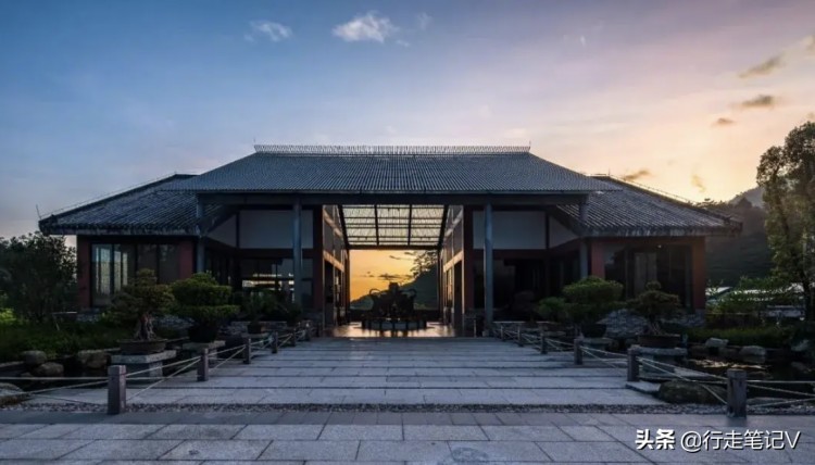 邂逅广东云浮高山茶田藏一顶级酒店山峰叠翠云雾缭绕温泉