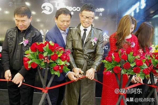 流金岁月国际造型西安赛格店开业模特走秀尽显时尚潮流