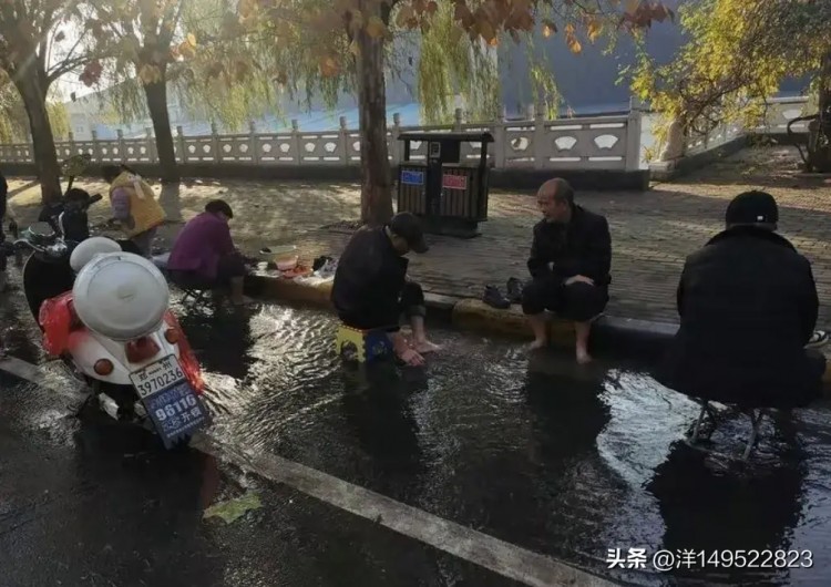 #成都头条#✨河南郑州马路喷泉市民路边泡脚洗衣服...