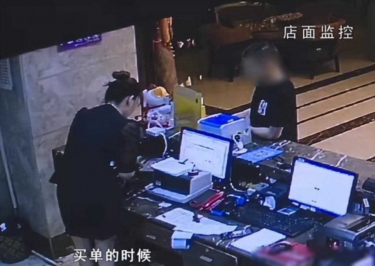 益阳男子去足浴店按摩享受四小时买单时突然下跪！老板赶紧报警